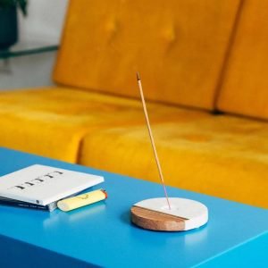 Dizainera statīvs no marmora, koka un misiņa